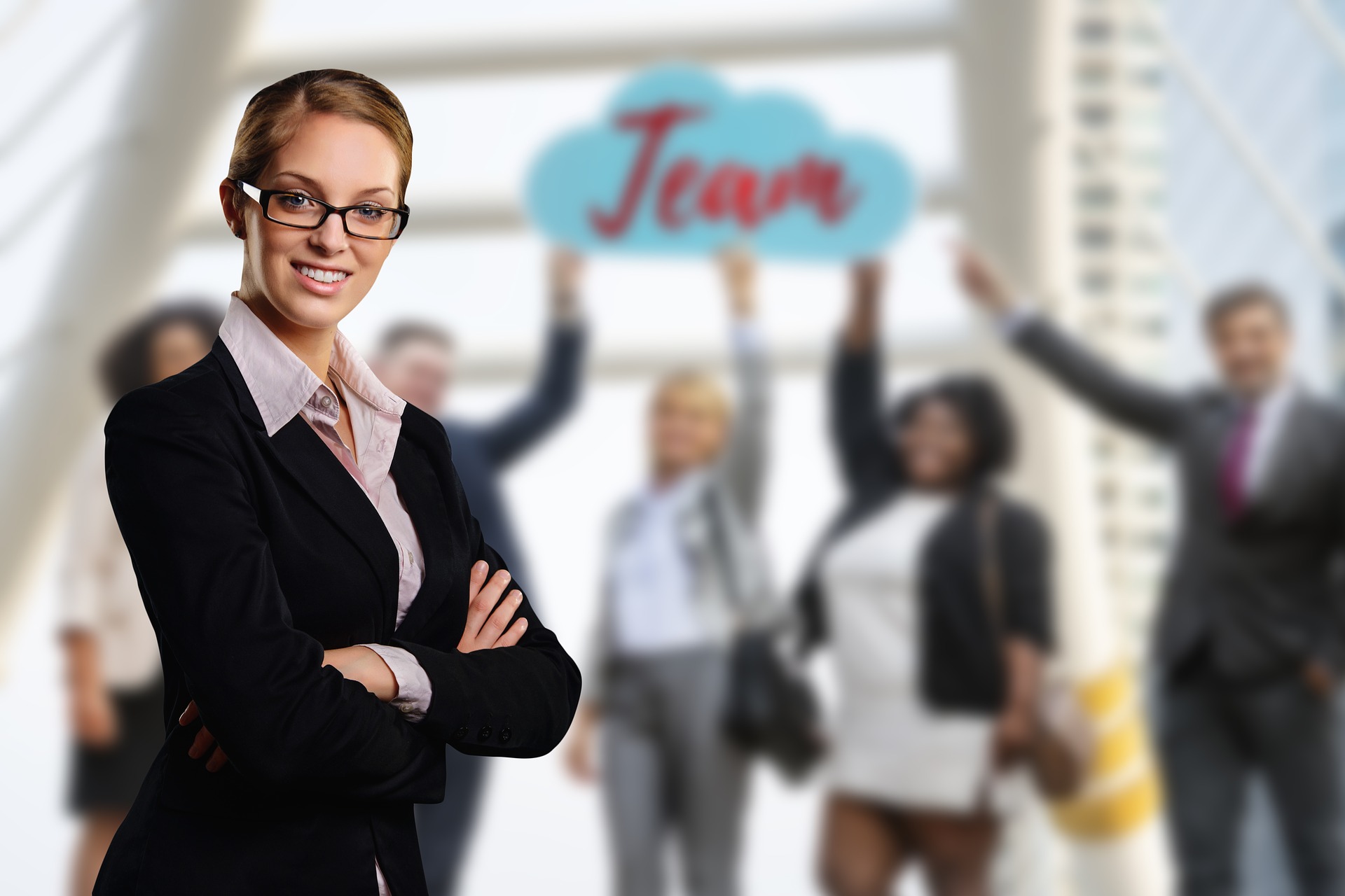 Zufriedene Mitarbeiter mit Feel-Good Management Wohlfühlklima schaffen